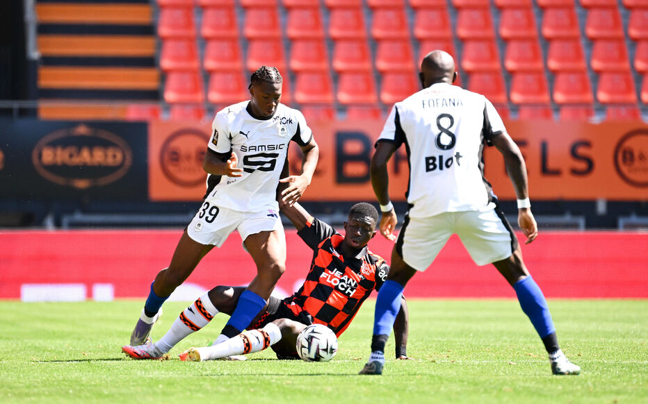 V站体育官网-球袜有脚气？雷恩球员穿着洛里昂的球袜0-4负于对手