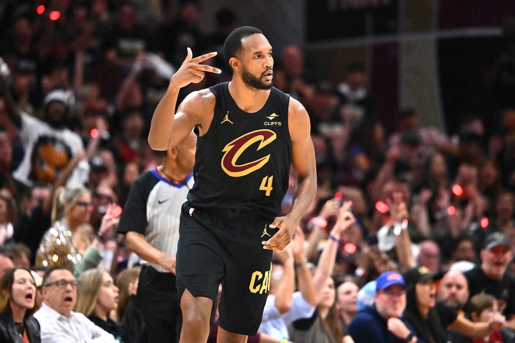 V站体育新闻-莫布里休赛期全面升级进攻技巧：跳投、控球与终结能力显著提升