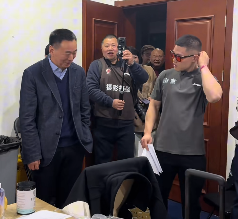 V站体育新闻-同曦胜深圳，老板更衣室肯定全队，郭昊文汉兹获腰带，氛围极佳