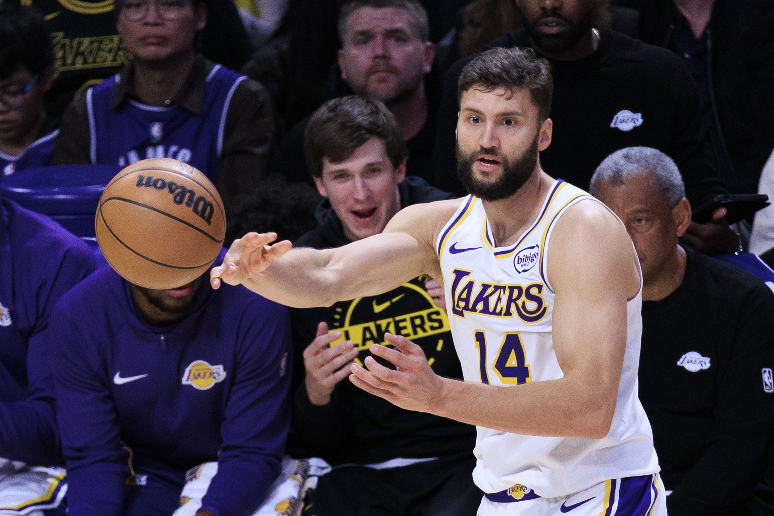 V站体育资讯-关键卡位战！5连胜湖人挑战火箭 除克莱伯外其余人均可以出战！